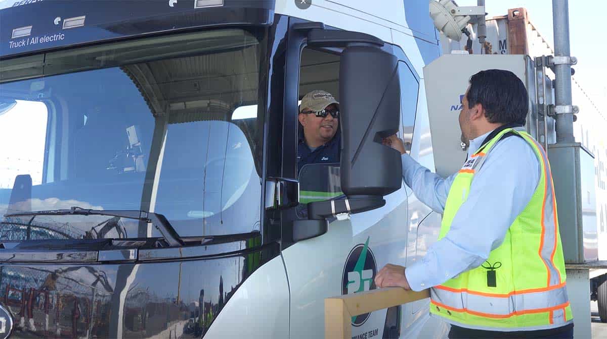 camiones ecológicos acceden a carril exclusivo en puerto de los Ángeles
